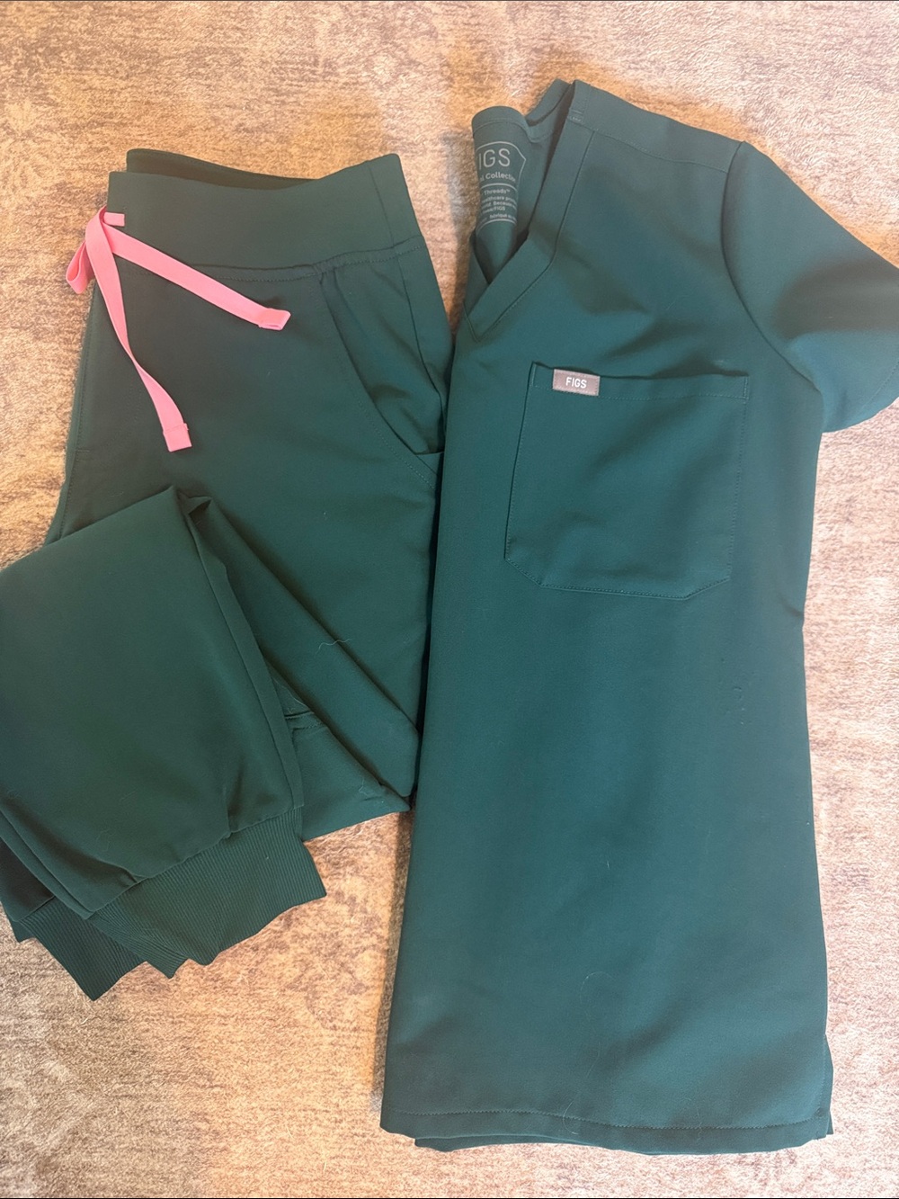 FIGS Women’s Forest Green Scrub Set with Pink | Joggers SP & Top  XS Regular